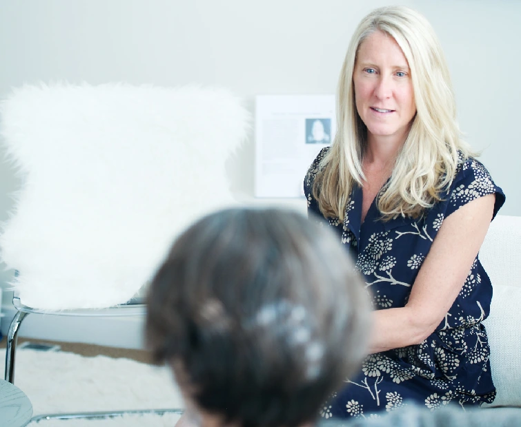 Tanya Mark speaking with a client while holding a one-to-one coaching session.